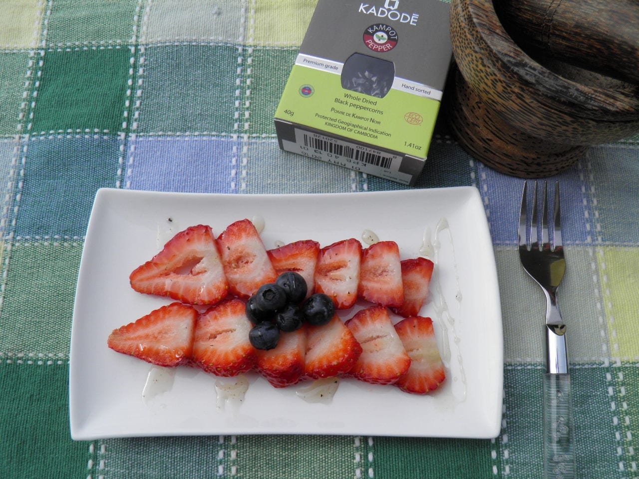 Carpaccio de fraises et Sirop de Poivre de Kampot Noir