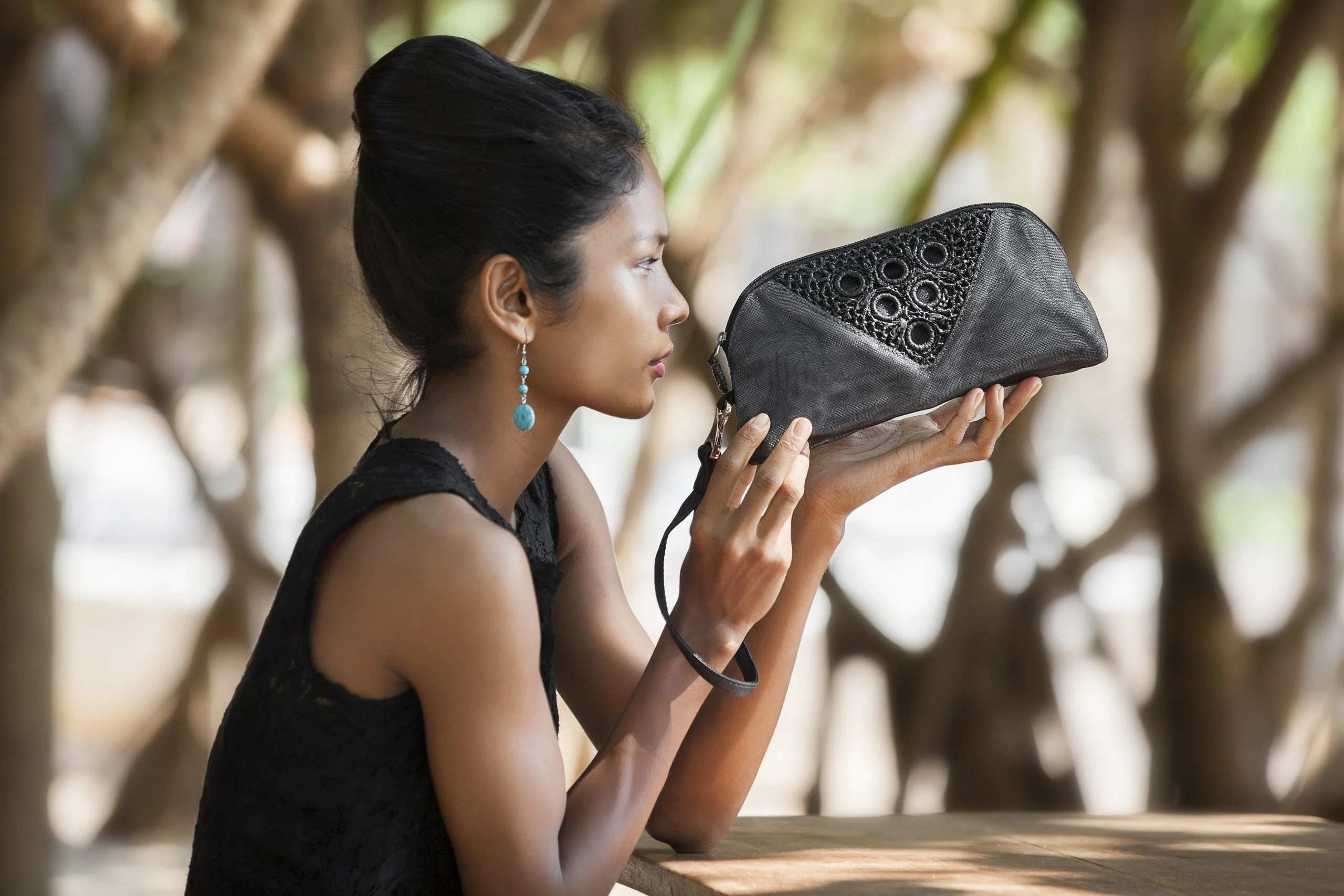Serif - Eco-friendly clutch bag wrist-strap