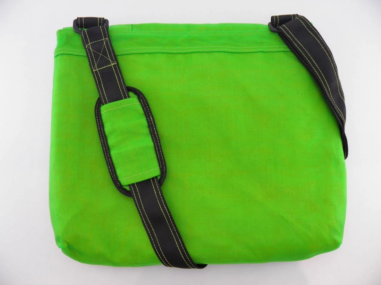 Shift - ethical messenger bag - Apple green - verso