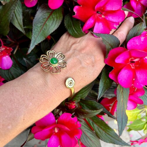 Bracelet Manchette Fleur Éthique - Douille de balle recyclée - Agate verte - mise en scène